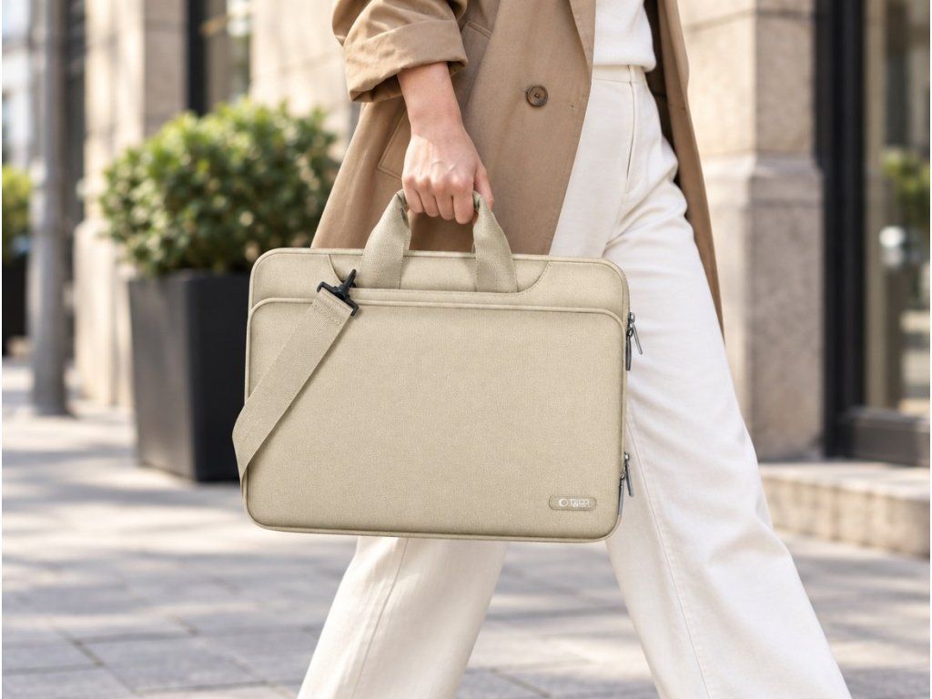 Taška Tech-Protect Pocket Bag béžová v ruke
