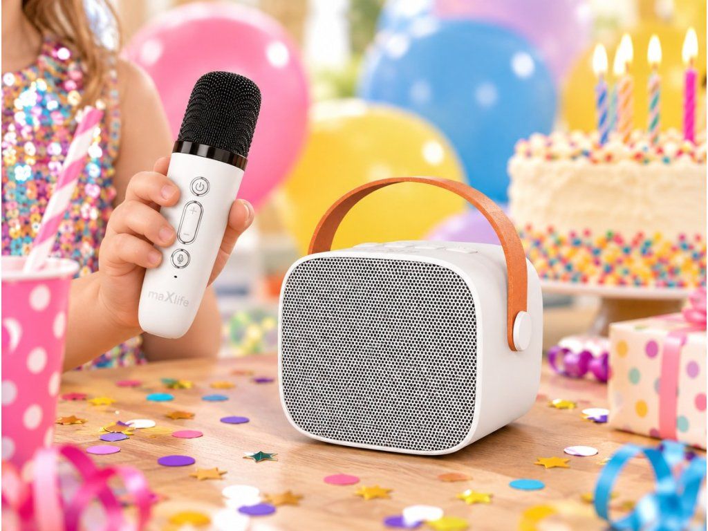 Dieťa spieva do mikrofónu karaoke setu Maxlife MXKS-100 na narodeninovej oslave