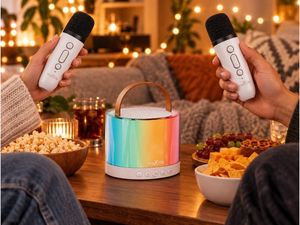 Dvaja ľudia spievajú duet s karaoke setom Maxlife MXKS-200 na domácej párty