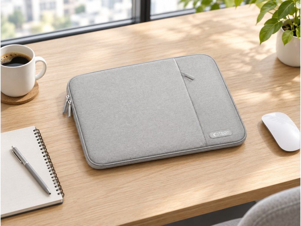 Sivý obal na notebook Tech-Protect Sleevy na pracovnom stole
