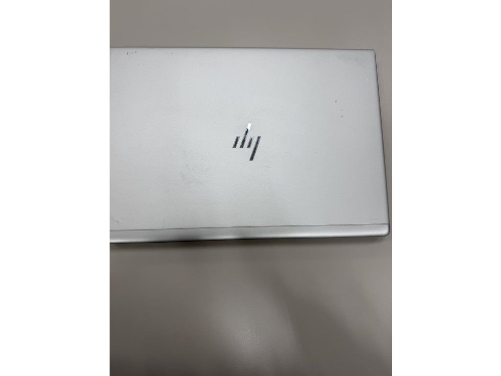 HP EliteBook 840 G5 – hliníkové veko s logom HP, reálny stav